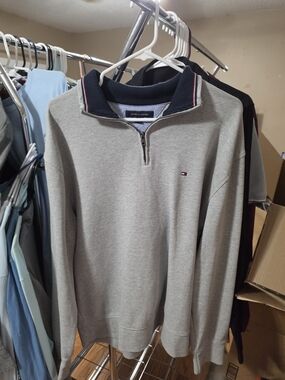 Tommy Hilfiger Men's Light Gray Quarter-Zip Pullover with Navy Ribbed Collar